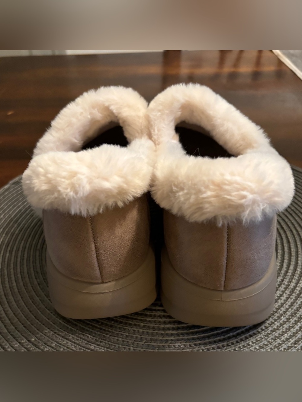 Skechers Hands Free Slip-ins Cozy Escape Slippers Taupe 9.5 NWOT - Picture 4 of 11